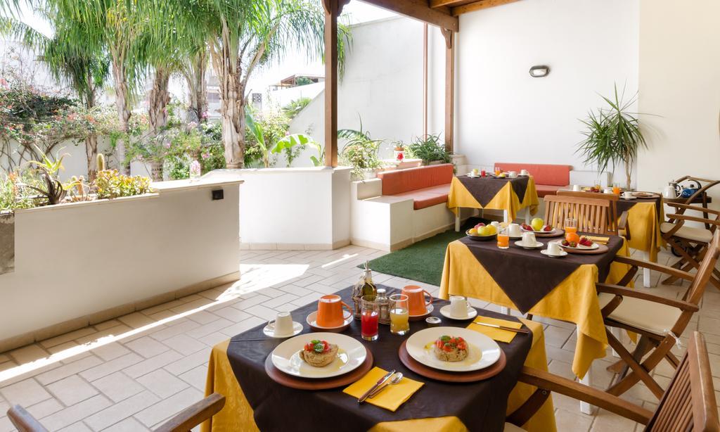 B&B L'Antica Rimessa Lecce Bagian luar foto