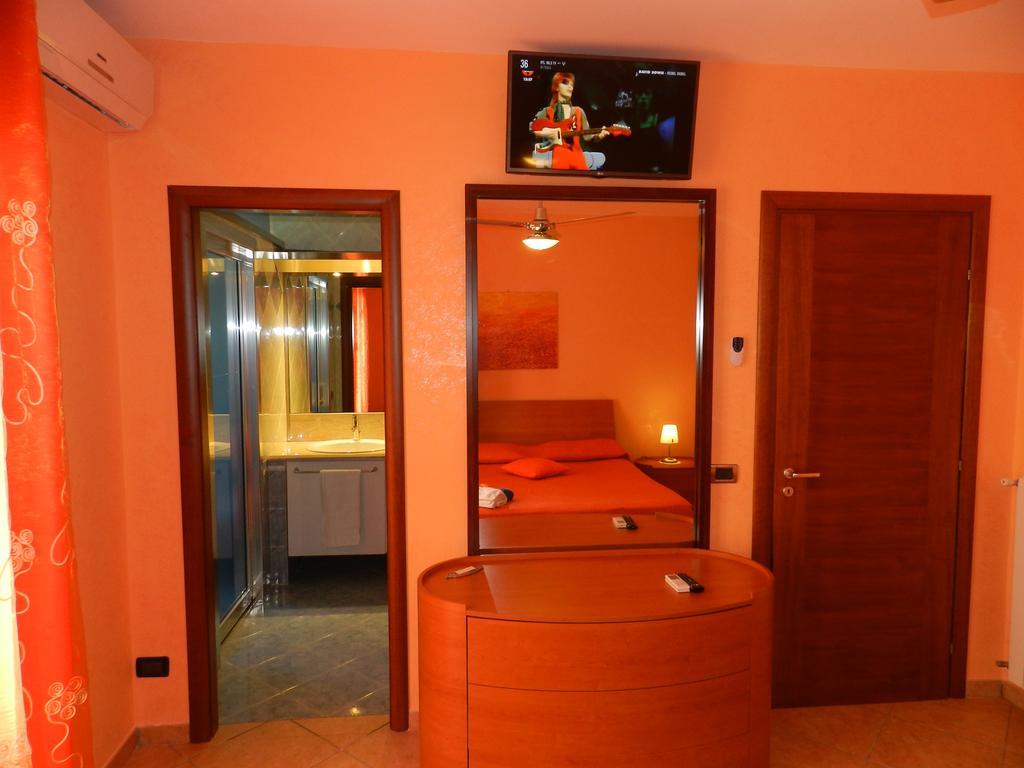 B&B L'Antica Rimessa Lecce Bagian luar foto