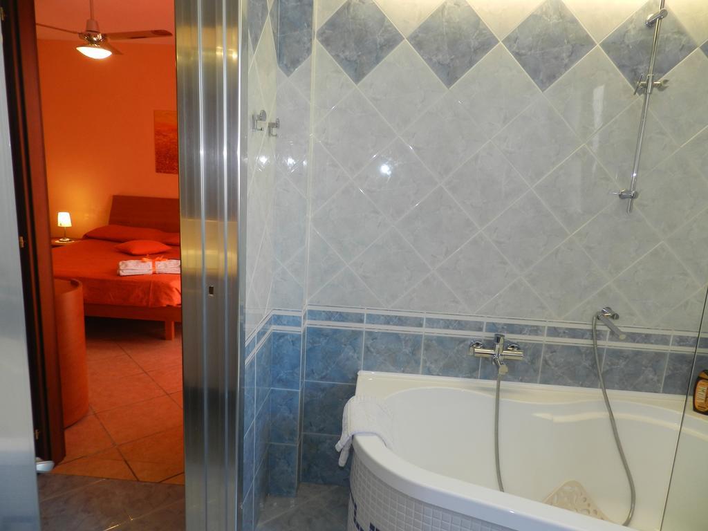 B&B L'Antica Rimessa Lecce Bagian luar foto
