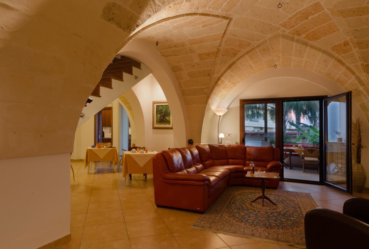 B&B L'Antica Rimessa Lecce Bagian luar foto